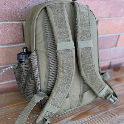 Wolftraders CasualWolf 20-Liter Tactical Day Backpack od green straps